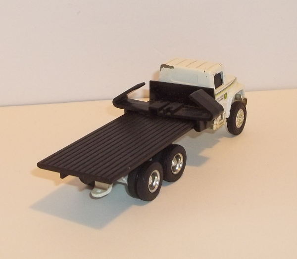 John Deere flatbed truck by Ertl - view from above the flatbed